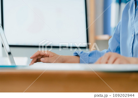 ノートパソコンを操作する女性の手元 109202944