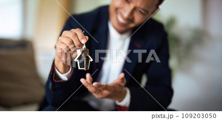 Real estate agents agree to purchase a home and give keys to clients at office. Concept agreement Real estate agents agree to purchase a home and give keys to clients at office. Concept agreement 109203050