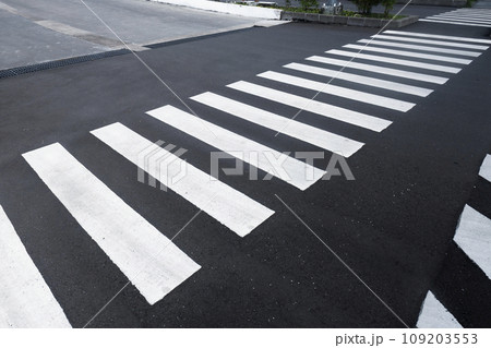 A place for crossing the road 109203553