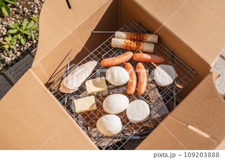 自作の段ボールスモーカーで燻製料理 109203888