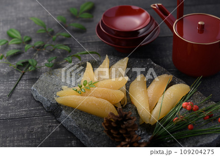 おせち料理の定番 味付け数の子 （黒背景　暗いイメージカット） 109204275