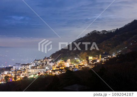長嶺展望台から見る伊香保温泉の夜景 長嶺展望台から見る伊香保温泉の夜景 109204287
