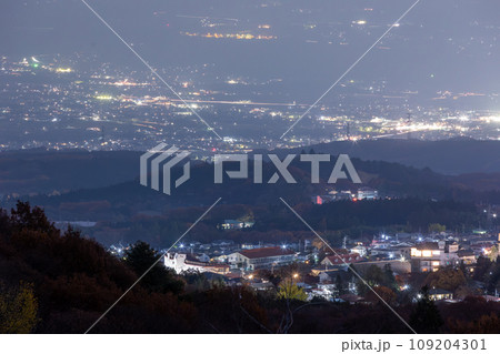 長嶺展望台から見る伊香保温泉の夜景 長嶺展望台から見る伊香保温泉の夜景 109204301