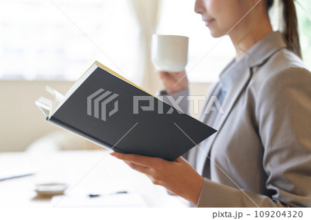 カフェで読書をするアジア人ビジネスウーマン 109204320