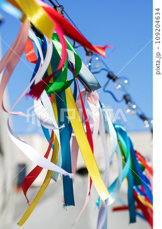 Colorful ribbons on rope on background of blue sky 109204634