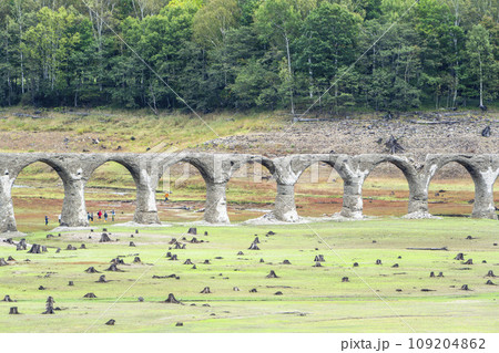 旧国鉄士幌線 タウシュベツ川橋梁展望台からの風景 北海道上士幌町 旧国鉄士幌線 タウシュベツ川橋梁展望台からの風景 北海道上士幌町 109204862