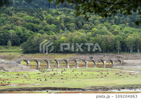 旧国鉄士幌線 タウシュベツ川橋梁展望台からの風景 北海道上士幌町 旧国鉄士幌線 タウシュベツ川橋梁展望台からの風景 北海道上士幌町 109204863