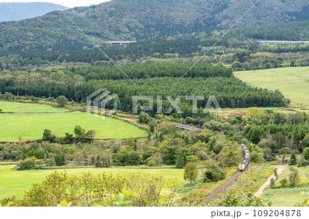増田山から見た特急おおぞら　北海道新得町 109204878