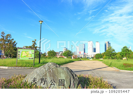 愛知県名古屋市、米野公園と名古屋駅前超高層ビル群の風景 109205447