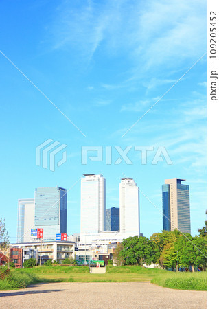 愛知県名古屋市、米野公園と名古屋駅前超高層ビル群の風景 109205452