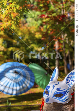 秋の京都　毘沙門堂勝林寺　美しい紅葉の境内 109205766