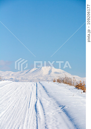 冬の晴れた日の雪道と雪山 大雪山 冬の晴れた日の雪道と雪山 大雪山 109206177