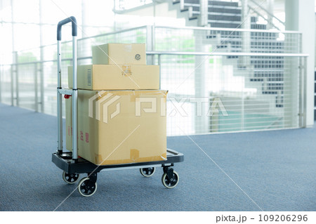 荷物を運ぶ台車 109206296