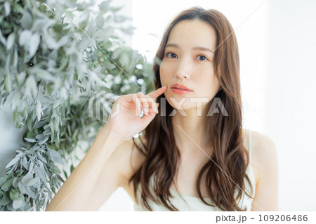 若い女性のヘアケアイメージ   若い女性のヘアケアイメージ   109206486