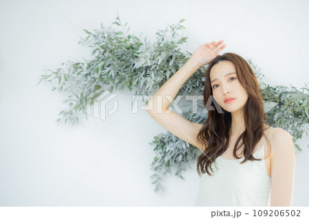 若い女性のヘアケアイメージ 若い女性のヘアケアイメージ 109206502