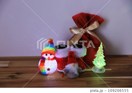 帽子をかぶったサンタのクリスマス 109206555