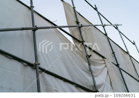 解体工事現場の防音シート 109206631