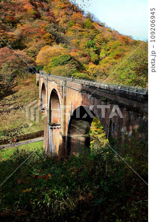 碓氷川に架かる煉瓦造りの美しい4連アーチ橋… 碓氷峠の『めがね橋』【旧線・碓氷第三橋梁】 碓氷川に架かる煉瓦造りの美しい4連アーチ橋… 碓氷峠の『めがね橋』【旧線・碓氷第三橋梁】 109206945