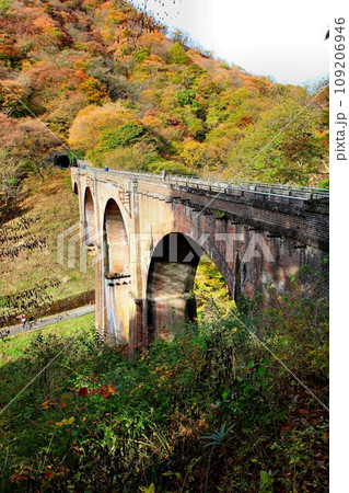 碓氷川に架かる煉瓦造りの美しい4連アーチ橋… 碓氷峠の『めがね橋』【旧線・碓氷第三橋梁】 碓氷川に架かる煉瓦造りの美しい4連アーチ橋… 碓氷峠の『めがね橋』【旧線・碓氷第三橋梁】 109206946