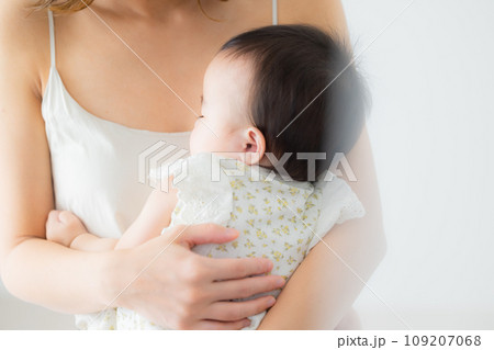 赤ちゃんを抱っこするお母さん 赤ちゃんを抱っこするお母さん 109207068