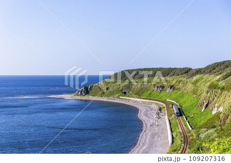 海岸を走る五能線の列車 リゾートしらかみ 青森県深浦町 海岸を走る五能線の列車 リゾートしらかみ 青森県深浦町 109207316