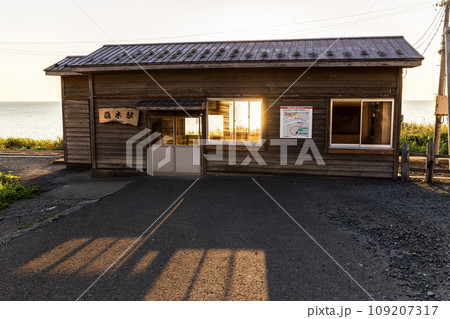 夕暮れの驫木駅　青森県深浦町 109207317