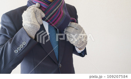 マフラーを巻くビジネスマン 109207584