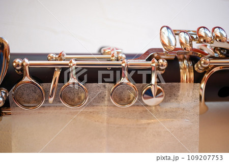 B♭クラリネット。練習後、ペーパーで水分を取り除いているところ。 109207753