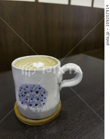 Hot coffee latte with mini heart art 109207914
