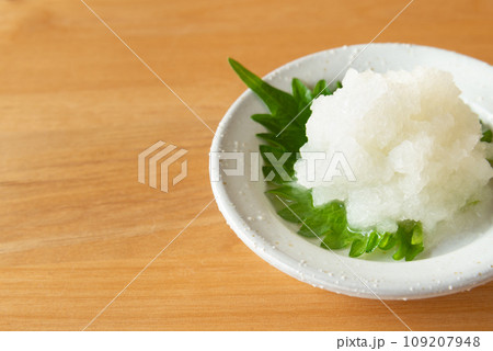 小皿に盛られた大根おろし 109207948
