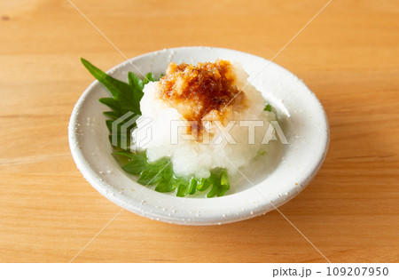 小皿に盛られた大根おろし 小皿に盛られた大根おろし 109207950