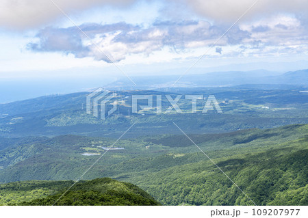 鳥海ブルーラインから見た日本海　秋田県側　秋田県にかほ市 109207977