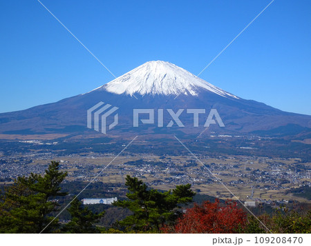 足柄城址から望む富士山（静岡県駿東郡小山町）2023年11月撮影 109208470