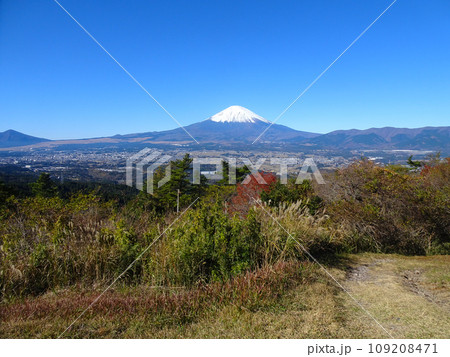 足柄城址から望む富士山（静岡県駿東郡小山町）2023年11月撮影 109208471