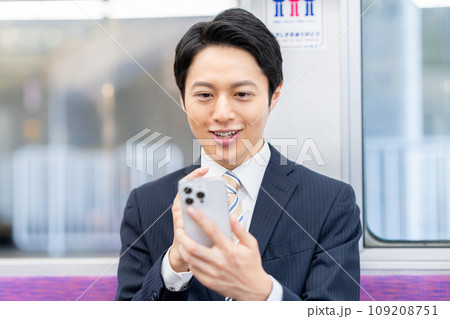 通勤するミドルのビジネスマン 撮影協力「京王電鉄株式会社」 通勤するミドルのビジネスマン 撮影協力「京王電鉄株式会社」 109208751