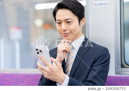 通勤するミドルのビジネスマン 撮影協力「京王電鉄株式会社」 通勤するミドルのビジネスマン 撮影協力「京王電鉄株式会社」 109208755