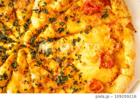 美味しそうなマルゲリータピザ 美味しそうなマルゲリータピザ 109209216