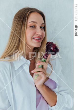 woman nutritionist holding onions in her hands woman nutritionist holding onions in her hands 109209259