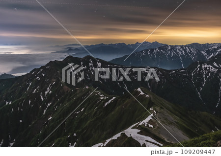 鹿島槍ヶ岳の登山風景 鹿島槍ヶ岳の登山風景 109209447