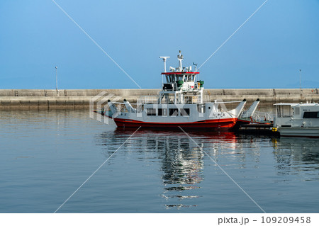 安芸灘とびしま街道　大崎下島久比港に停泊中の三角島を結ぶフェリーみかど1　広島県呉市 109209458