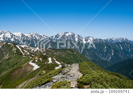 鹿島槍ヶ岳の登山風景 鹿島槍ヶ岳の登山風景 109209741
