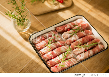Traditional Christmas dish "Pigs in a blanket" 109210068
