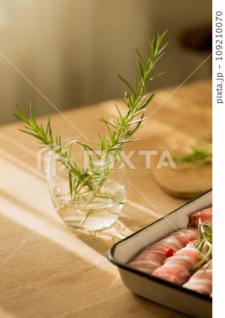 Traditional Christmas dish "Pigs in a blanket" 109210070