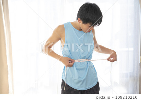 腹囲を気にする10代の男の子 腹囲を気にする10代の男の子 109210210