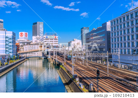 日本の横浜都市景観 相鉄線横浜駅や出発した電車などを望む 日本の横浜都市景観 相鉄線横浜駅や出発した電車などを望む 109210413