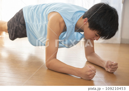 自宅で足を鍛える10代の男性 109210453