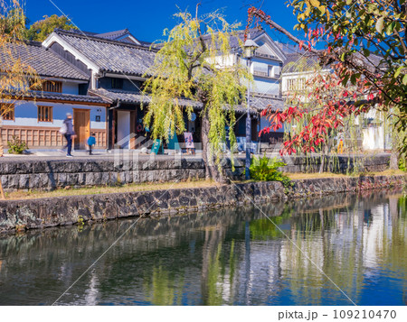 (岡山県)秋の倉敷美観地区・倉敷川 (岡山県)秋の倉敷美観地区・倉敷川 109210470
