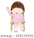 椅子に座って手を振る女の子 109210950