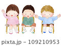 椅子に座っているこどもたち 109210953