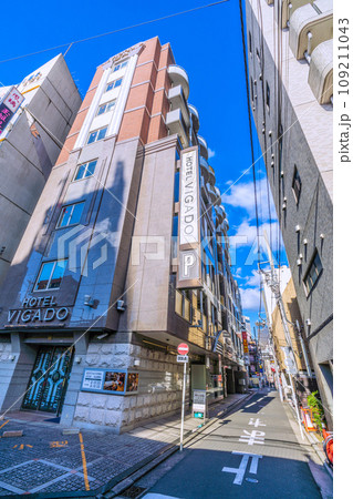 日本の横浜都市景観 横浜駅周辺のホテル街などを望む 109211043